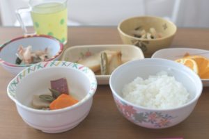 老人の食事は柔らかいものだけでいいの？